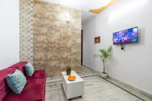 TV a/nebo společenská místnost v ubytování Homlee-Best value 1BHK-Ground Floor-Vaishali Metro + 4 fotografie
