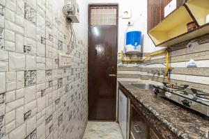 Kuchyň nebo kuchyňský kout v ubytování Homlee-Best value 1BHK-Ground Floor-Vaishali Metro