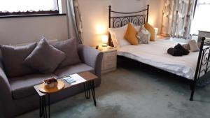 Giường trong phòng chung tại Eden House Retreat