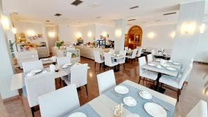 Reštaurácia alebo iné gastronomické zariadenie v ubytovaní Hotel & Wellness Fra I Pini