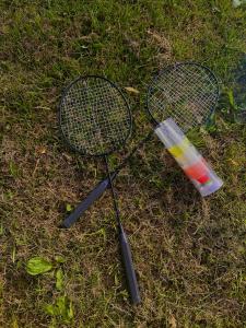 Tenis a/nebo squash v ubytování V dedine a predsa mimo nej v maringotke na samote nebo okolí
