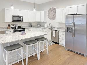 Η κουζίνα ή μικρή κουζίνα στο Spacious Freshly Renovated Townhome- Scenic Side