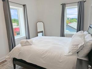 Ένα ή περισσότερα κρεβάτια σε δωμάτιο στο Spacious Freshly Renovated Townhome- Scenic Side