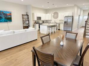 Η κουζίνα ή μικρή κουζίνα στο Spacious Freshly Renovated Townhome- Scenic Side