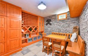 una sala da pranzo con tavolo e sedie in legno di Nice Home In Varazdin With Sauna a Gornja Voća