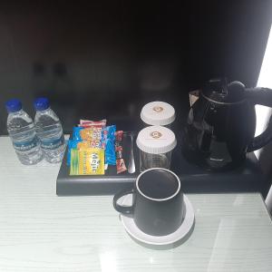 Kemudahan buat kopi dan teh di GreenPoint Hotel