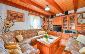 un soggiorno con un divano e un tavolo di Nice Home In Varazdin With Sauna a Gornja Voća
