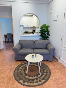un salon avec un canapé et une table dans l'établissement Torrevieja Seaside Escape, à Torrevieja