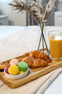 Stylish 1-Bedroom Apartment near Beach - Brighton في برايتون أند هوف: صينية طعام مع بيض وكوب من عصير البرتقال