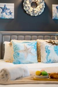 Stylish 1-Bedroom Apartment near Beach - Brighton في برايتون أند هوف: سرير ومخدة عليها نجمة