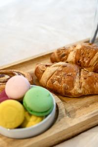 Stylish 1-Bedroom Apartment near Beach - Brighton في برايتون أند هوف: صينية خبز ومعجنات على لوح التقطيع +19 صورة