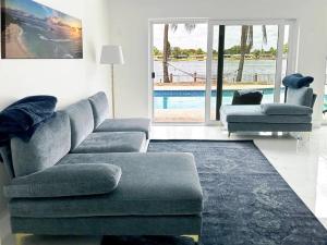 Modern, 4B&3B with Pool and Lake的休息区