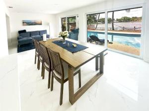 Modern, 4B&3B with Pool and Lake内部或周边的泳池