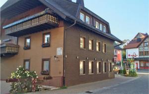 Un edificio de ladrillo marrón con ventanas que dan a una calle. en 2 Bedroom Amazing Apartment In Schonach, en Schonach