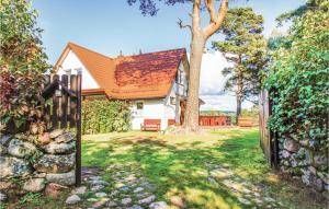 Κήπος έξω από το Nice Home In Mragowo With Kitchen