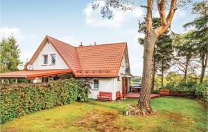 Κήπος έξω από το Nice Home In Mragowo With Kitchen +8 φωτογραφίες