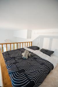 Ένα ή περισσότερα κρεβάτια σε δωμάτιο στο Studio cosy près de Paris et Disney