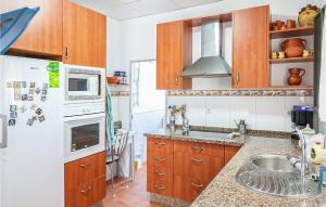 A kitchen or kitchenette at Cozy Home In Utrera With Swimming Pool