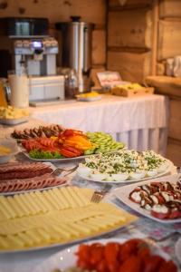 un buffet avec des assiettes de nourriture sur une table dans l'établissement Willa Swoboda Garden Spa, à Zakopane