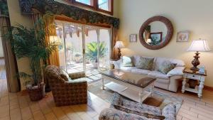 Χώρος καθιστικού στο The Gardens 701 by Tybee Vacation Rentals