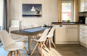 cocina con mesa y sillas blancas en una habitación en Schatzkiste 11 - Dorf 4, en Travemünde
