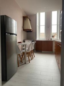 Η κουζίνα ή μικρή κουζίνα στο Belinda s' home