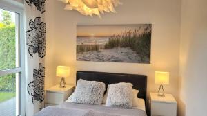 a bedroom with a bed with two night stands and two lamps at Villa Żeglarzy-Apartamenty 3pokojowe in Rusinowo
