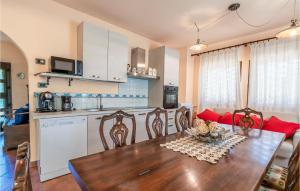 Kuchyň nebo kuchyňský kout v ubytování Stunning Home In San Miniato With Wifi