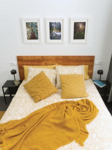 a bedroom with a bed with a blanket on it at Casa Koala VT14462 in Pinto