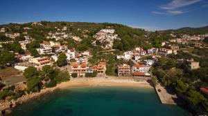 una vista aerea di una città con spiaggia di Studios Nelli Alonissos a Patitiri