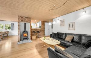 Ruang duduk di Nice Home In Ulfborg With Kitchen