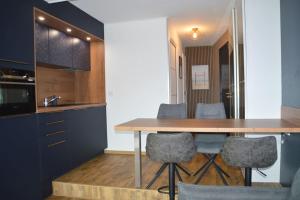 Mini-duplex cosy avec magnifique vue merにあるキッチンまたは簡易キッチン