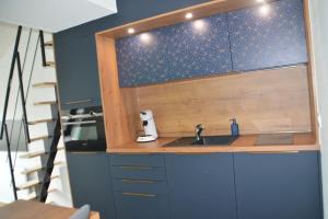 Mini-duplex cosy avec magnifique vue merにあるキッチンまたは簡易キッチン
