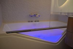 ドーヴィルにあるMini-duplex cosy avec magnifique vue merのバスタブ(青いライト付) +22枚の写真