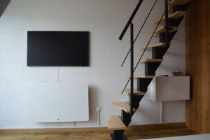 ドーヴィルにあるMini-duplex cosy avec magnifique vue merのリビングルーム(テレビ付)、螺旋階段