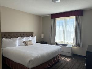 Una cama o camas en una habitación de Ramada by Wyndham Estevan