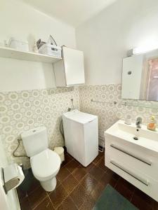 un bagno con un water e un lavandino di A 20min d AJACCIO, Grand studio 3 personnes - pieds dans l'eau - accès direct plage - vue mer exceptionnelle a Casaglione