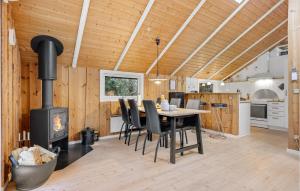 Η κουζίνα ή μικρή κουζίνα στο Awesome Home In Oksbøl With Wifi