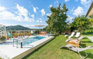 podwórko z basenem z krzesłami i parasolem w obiekcie Villa Lavandaia Toscana w mieście Stiava
