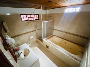 弗洛伦西亚Hotel Andes的带淋浴、水槽和浴缸的浴室