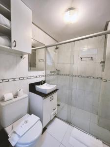 Un baño blanco con inodoro y ducha. en 1138 Flat Triplo Garvey - Esplanada e Congresso, en Brasilia