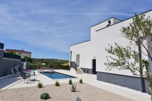 ロバニスカにあるVilla Helvetia with heated poolのギャラリーの写真