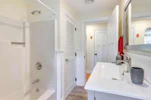 Ένα μπάνιο στο 3 Mi to Beaches South Yarmouth Gem with Game Room +18 φωτογραφίες