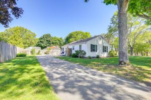 Κήπος έξω από το 3 Mi to Beaches South Yarmouth Gem with Game Room