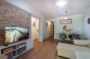 TV a/nebo společenská místnost v ubytování Pool Terrace garage 3 rooms 6 pax