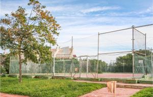 Tenis alebo squash v ubytovaní 3 Bedroom Nice Apartment In Santa Pola alebo jeho okolí + 17 fotografií
