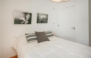 Postel nebo postele na pokoji v ubytování 3 Bedroom Nice Apartment In Santa Pola