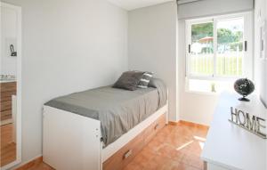 Postel nebo postele na pokoji v ubytování 3 Bedroom Nice Apartment In Santa Pola