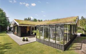 ブロックフスにあるHoliday Home Blokhus With Sauna 156の草屋根の小屋