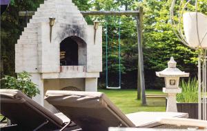 ブロックフスにあるHoliday Home Blokhus With Sauna 156の暖炉の前に座る椅子 +21枚の写真